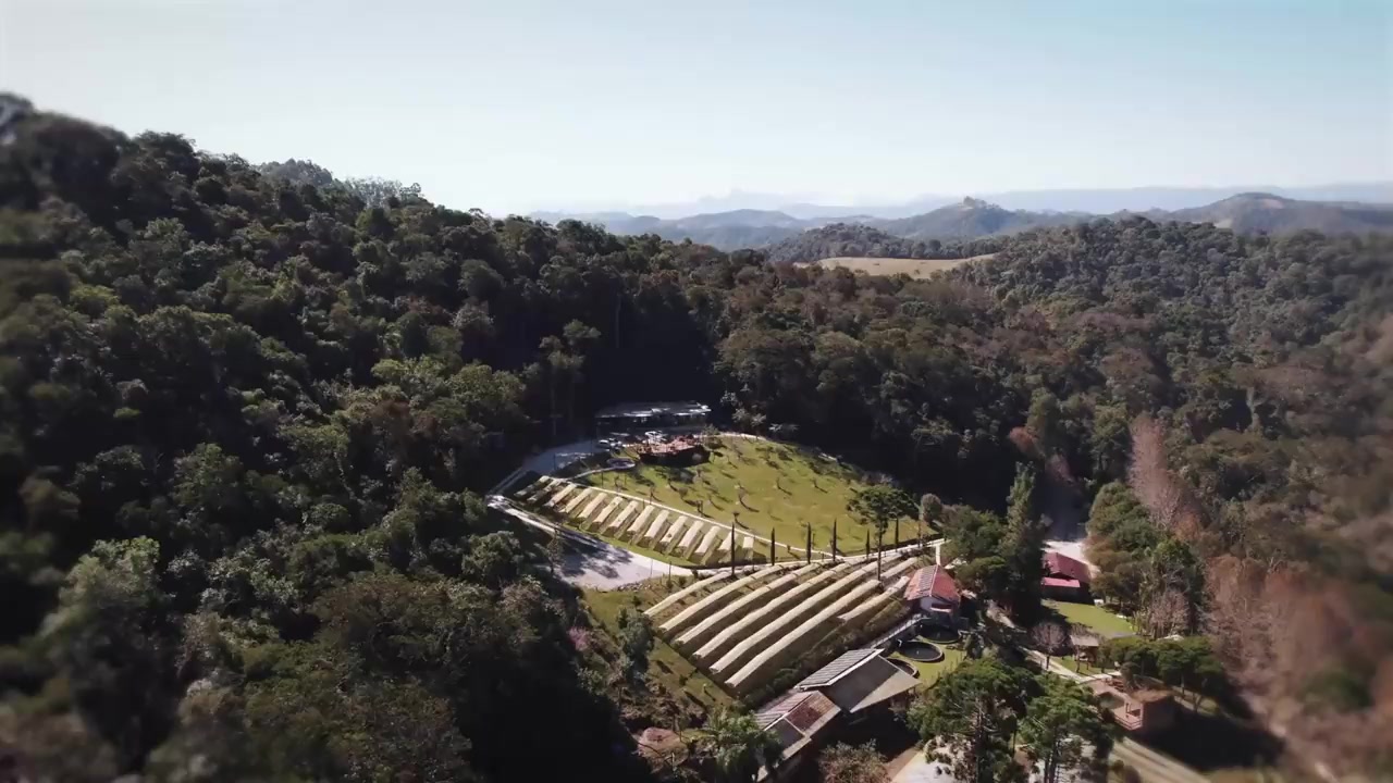 Vista aérea da Vinícola Essenza cercada pela mata da Mantiqueira