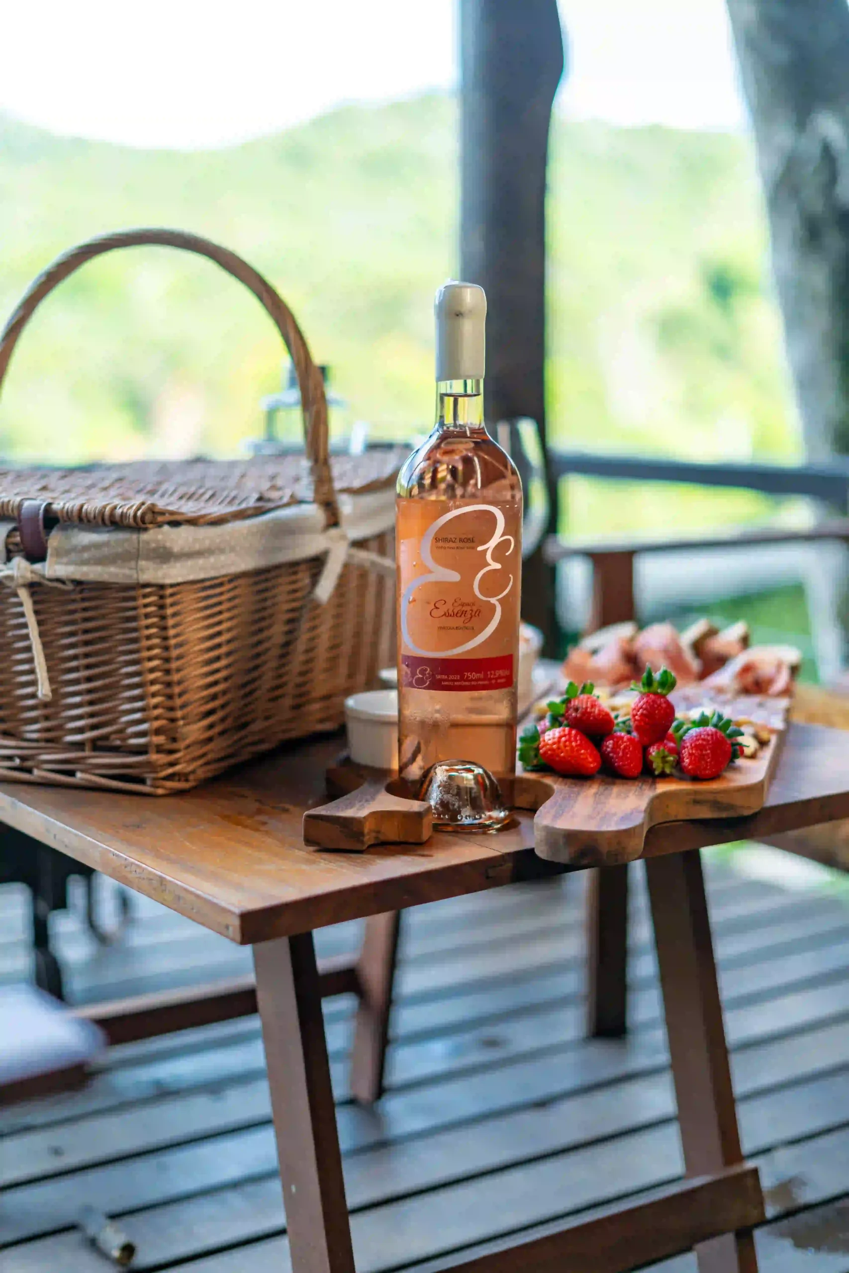 Cesta de picnic com vinho Shiraz Rosé da Essenza
